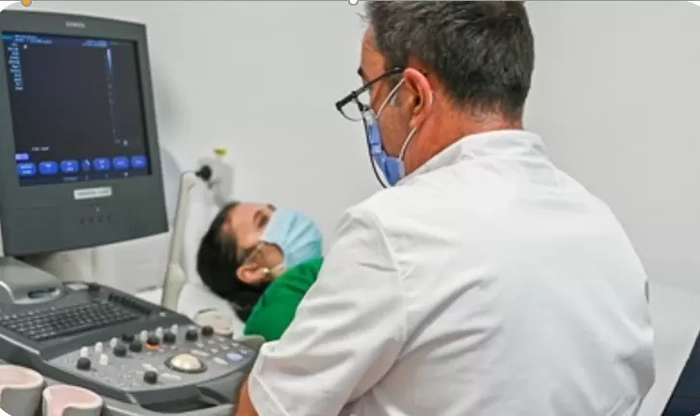 o poză cu un medic care face o consultație unei femei gravide