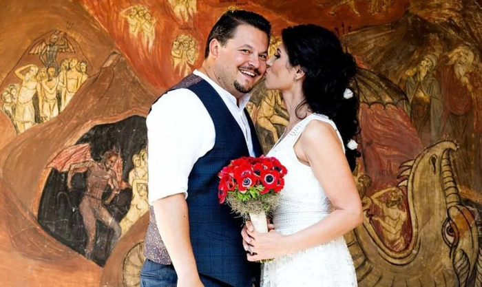 catalina babonete alaturi de sotul ei mihai bobonete tinand un buchet de flori in mana