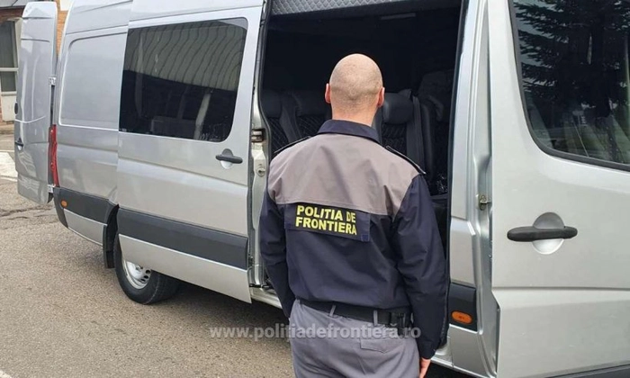 agent al politiei de frontiera ce sta langa o duba