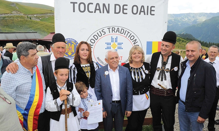 imagine cu producătorii tocanului de oaie