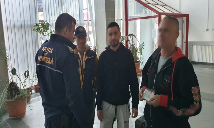  3 barbati si un agent de la politia de frontiera