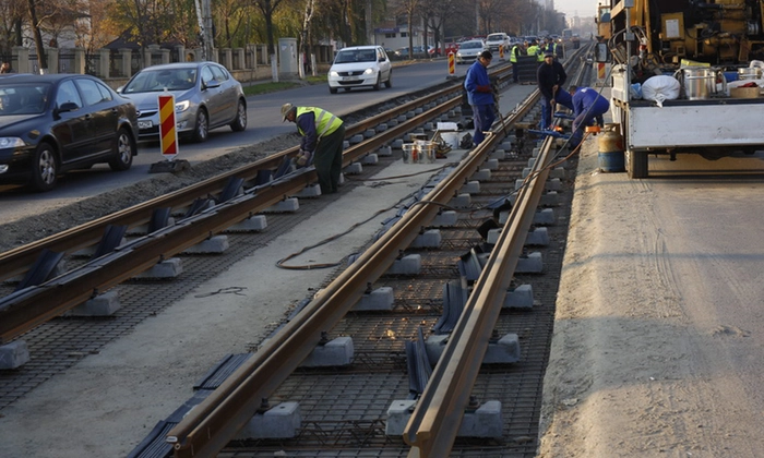 mai multe persoane lucrează la liniile de tramvai