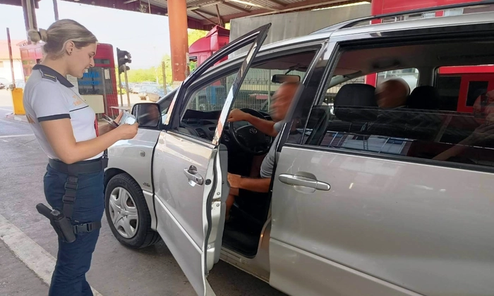 un agent langa un autoturism