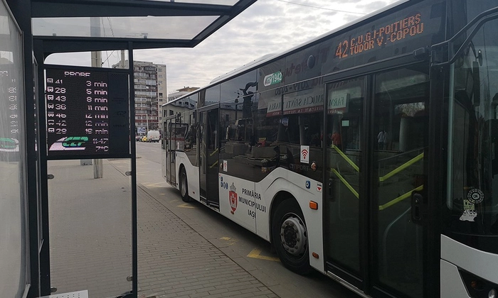 autobuz alb pe strada