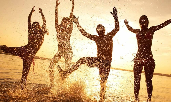 un grup de oameni care danseaza in mare
