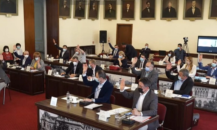 Consilieri locali cu mainile ridicate in timpul votului