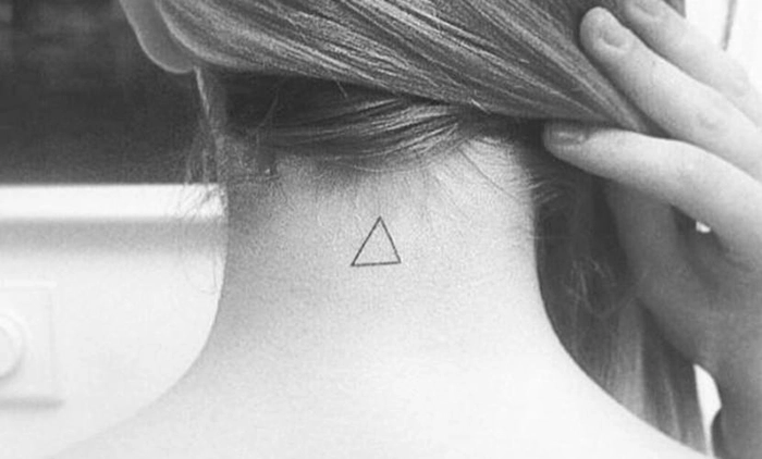 tatuaj triungi pe gatul unei femei