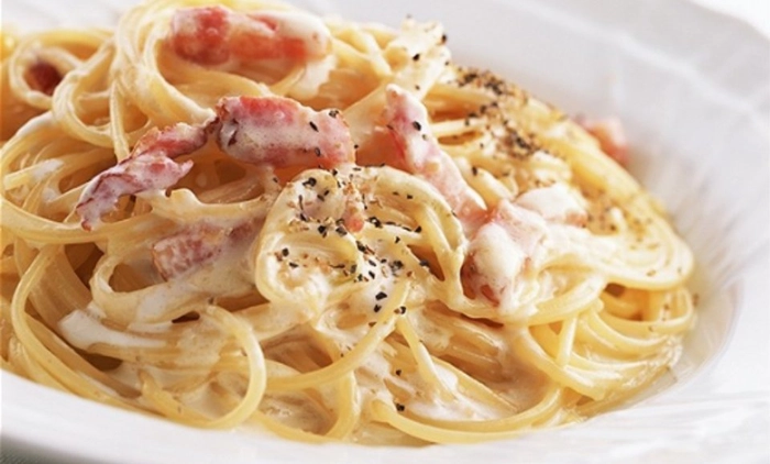 paste carbonara pe o farfurie