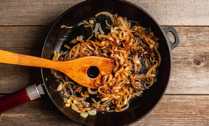 ceapa caramelizata in tigaie