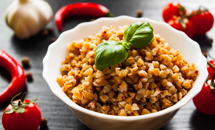 o farfurie cu hrisca langa mai multe ingrediente pe o masa