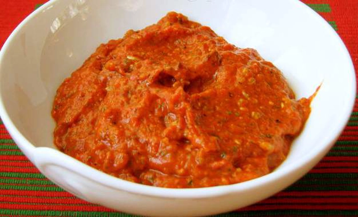 vas cu zacuscă de vinete