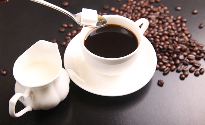 ceasca de cafea si boabe de cafea