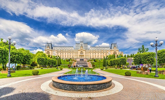 poza din curtea Palas cu Palatul Culturii