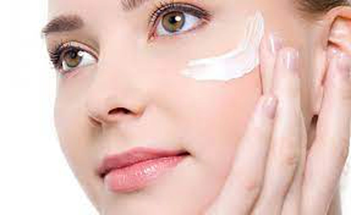 persoana care folsoeste o crema impotriva cearcanelor
