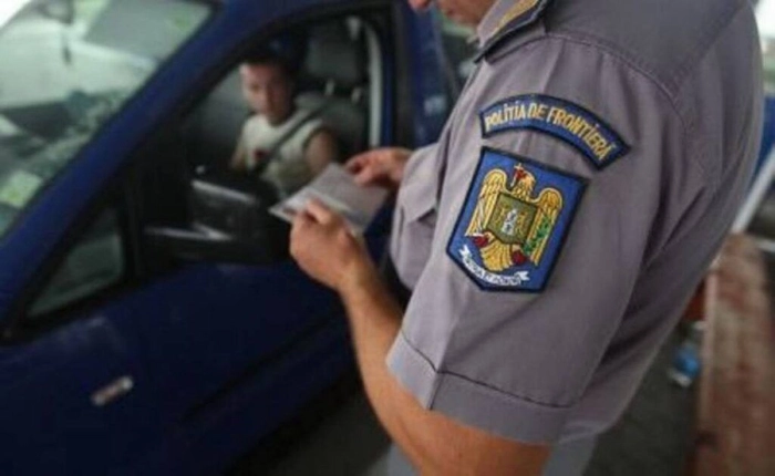 un politist de frontiera care controleaza actele