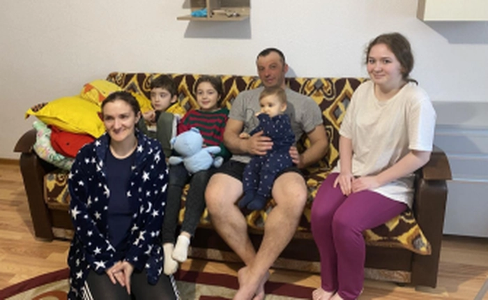  o poză cu una dintre familiile ce se vor muta într-o casă nouă datorită Asociației Habitat for Humanity România