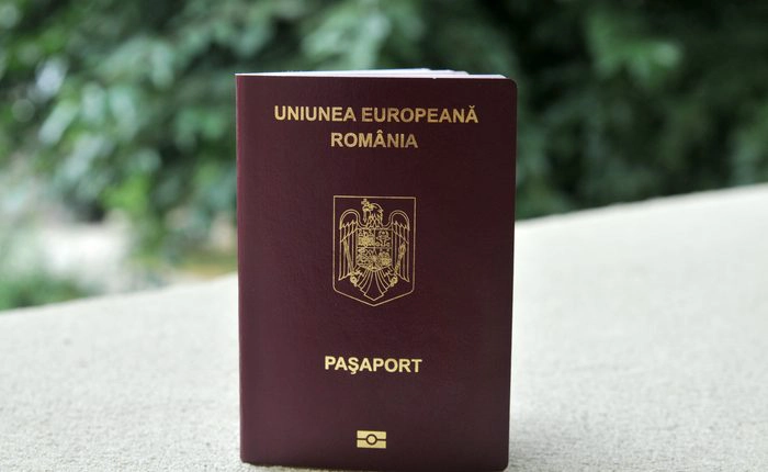 un pașaport de culoare grena