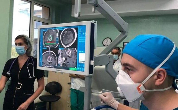 cadre medicale intr-un cabinet de neurochirurgie