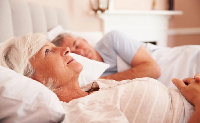 persoană în vârstă care suferă de insomnie