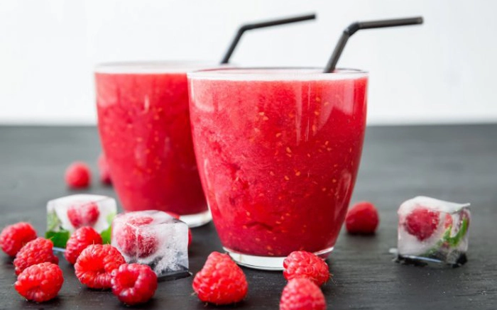 sirop de zmeură în pahare