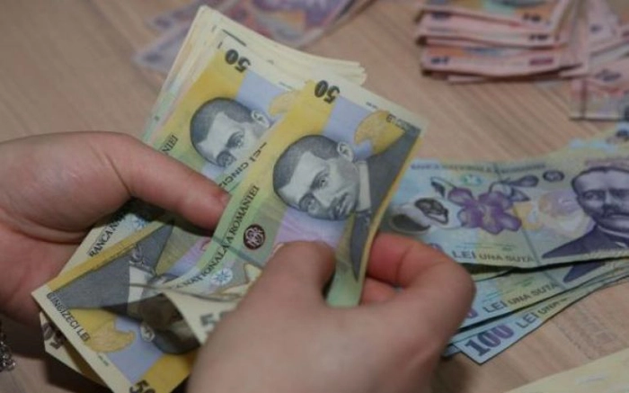 persoană care numără bani