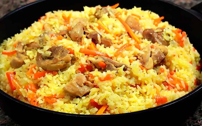 pilaf de orez intr-o tigaie