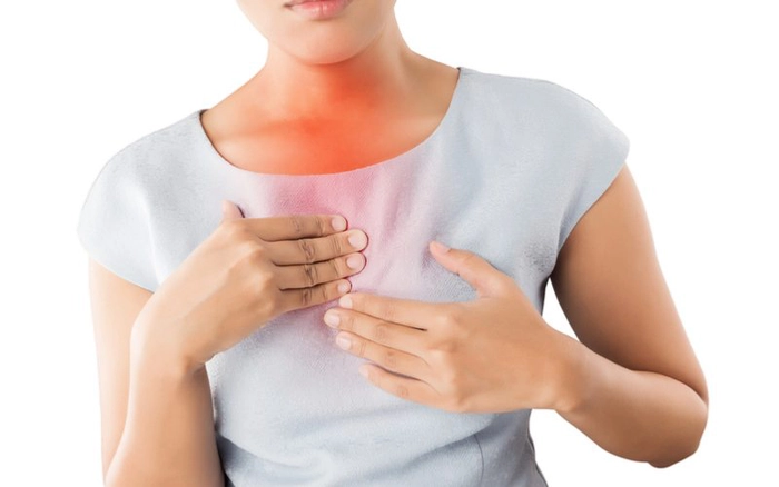 grafica persoana care se tine de piept din cauza refluxului gastroesofagian