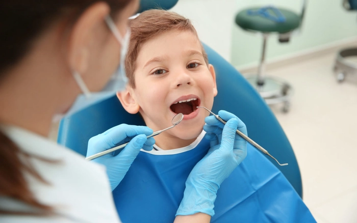 copil la dentist