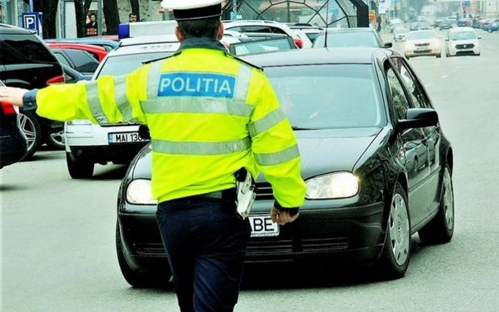 Un politist care semnalizeaza o oprire pe dreapta