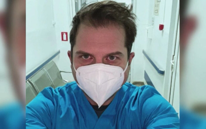 medici in spitale purtand echipament special pentru covid