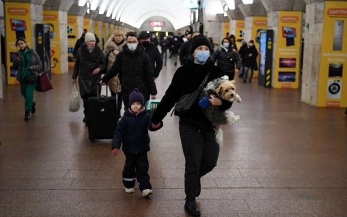 familii intregi din Ucraina ce fug din calea razboiului