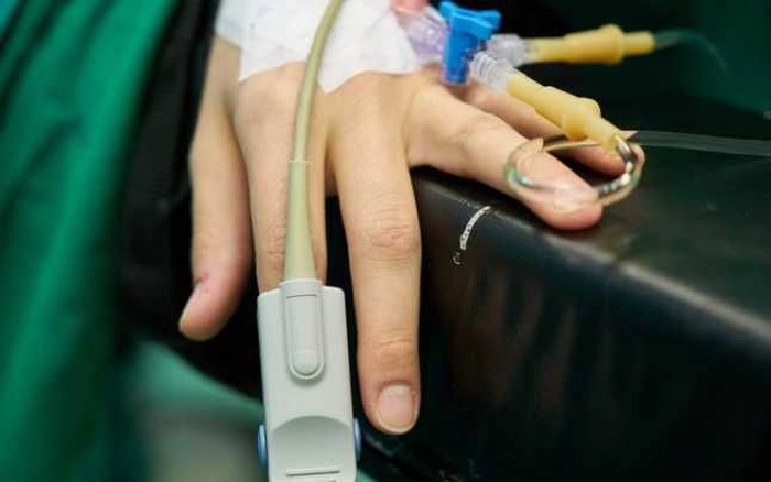 mana unei persoane la care sunt atasate cateva dispozitive medicale