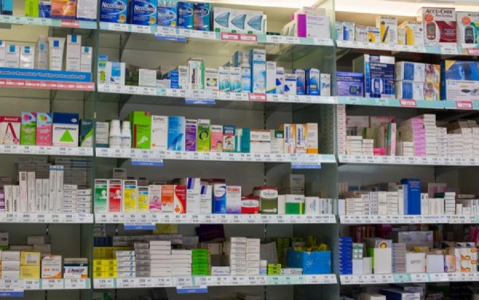  cateva rafturi cu medicamente dintr-o farmacie