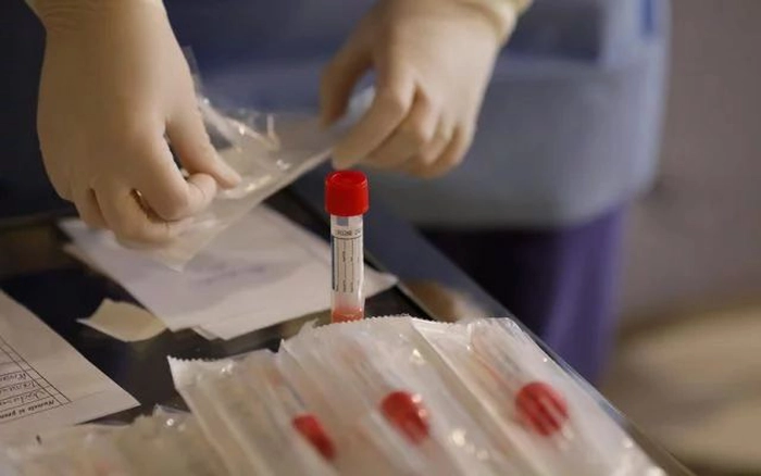 un asistent care se ocupa de mostre