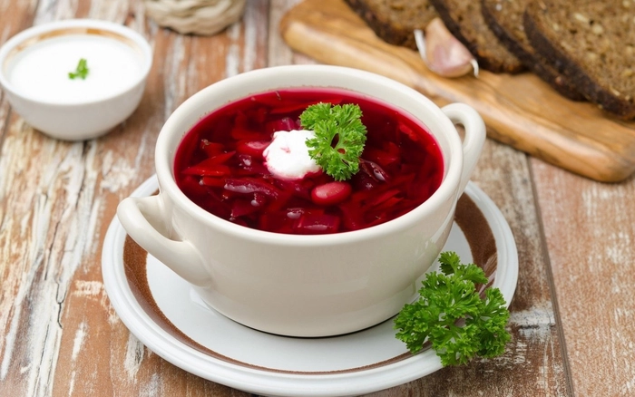 un bol cu ciorba de legume pe o masa