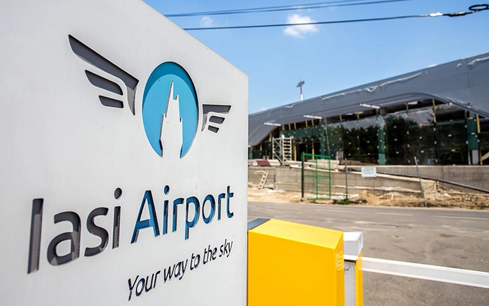 cladire si pancarda aeroportul Iasi