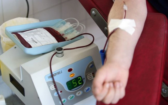 un barbat care doneaza trombocite