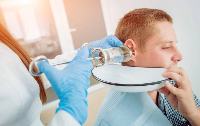 medic orelist care face spalaturi asupra canalului auditiv