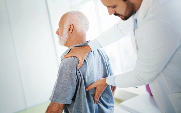 un medic care controlează un pacient