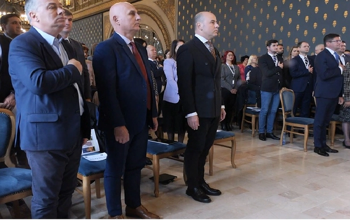 persoane la costum fac declaratii