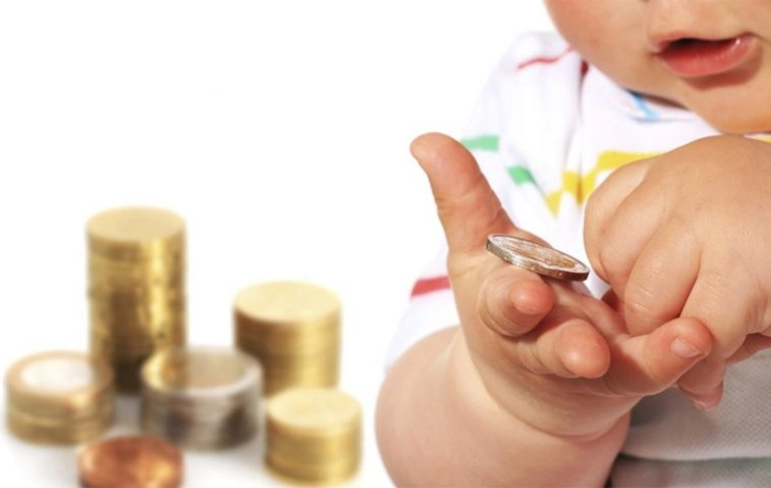 copil care numără banii din alocație