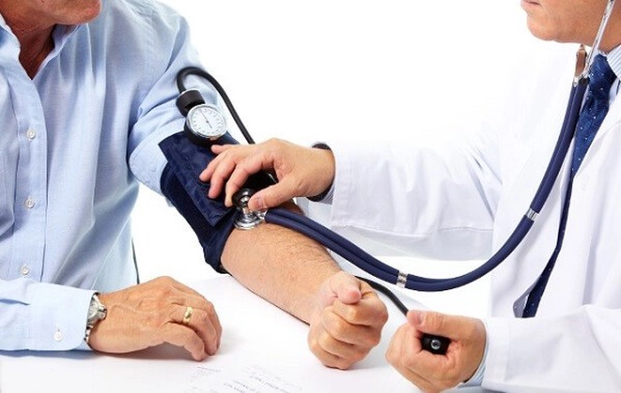 persoană căreia i se măsoară tensiunea arterială