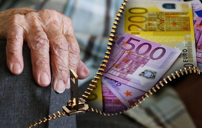mana unui batran, bancnote de euro, un fermuar