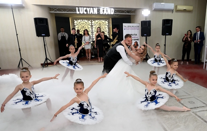  o poză cu balerinele de la „AliceGym” în timpul dansului mirilor
