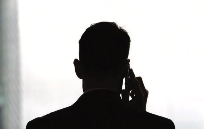  un barbat cu telefonul la ureche