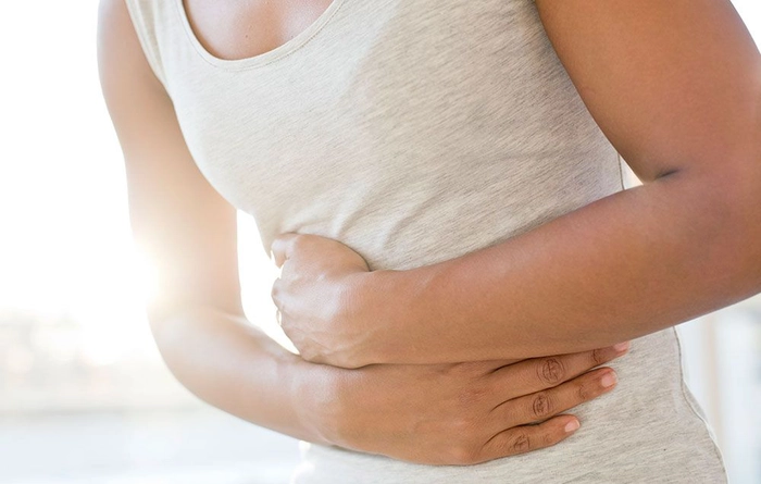 o femeie care suferă de viroză digestivă