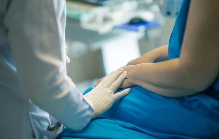 o poză cu o infirmieră și o bătrână