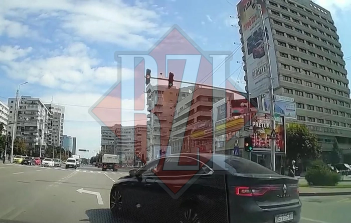 o masina marca Renault trecand pe linie continua