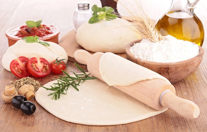 mai multe blaturi pentru pizza langa mai multe ingrediente