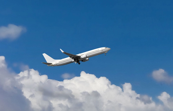 un avion în zbor pe un cer albastru